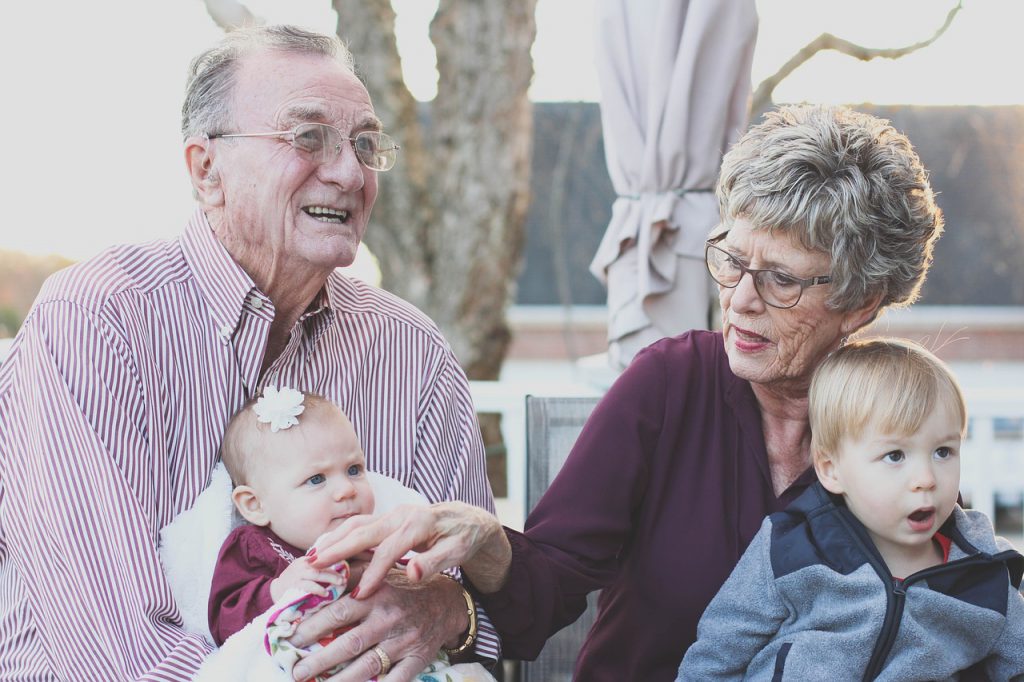 Investigadores muestran cómo la 'hormona del amor' estimula la sociabilidad 5 abuelos felices